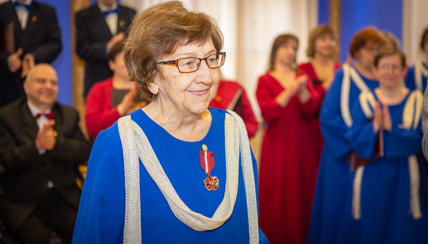 Uśmiechnięta Sabina Nychter z brązowym medalem przypiętym do szaty chóralnej (18 stycznia)