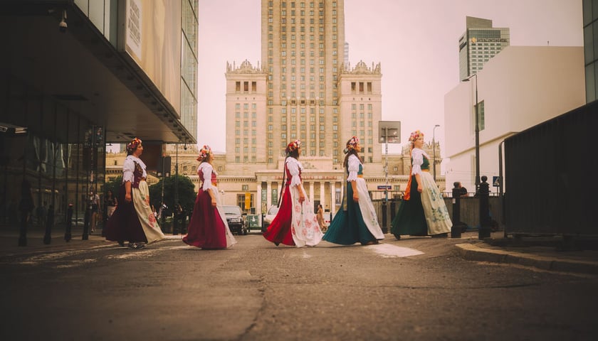 Ślązaczki w strojach ludowych na tle Pałacu Kultury w Warszawie