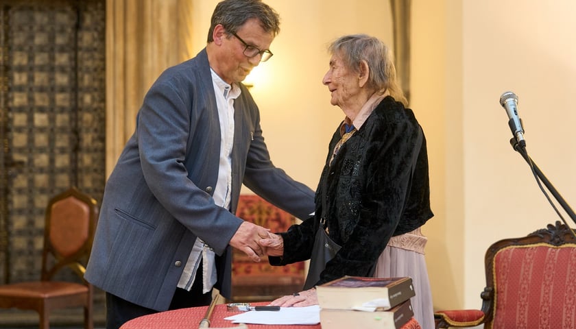 Mariusz Urbanek i Urszula Kozioł, podczas jubileuszu poetki w Ratuszu we Wrocławiu. Na zdjęciu widać mężczyznę w okularach i uśmiechniętą kobietę
