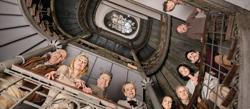 Na zdjęciu aktorzy Wrocławskiego Teatru Współczesnego przy balustradzie kamienicy przy ul.
Piotra Skargi 20