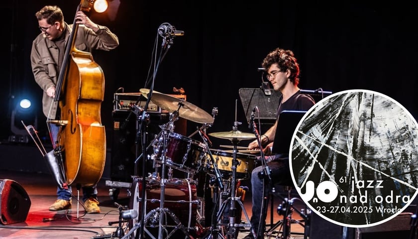 Na dużym zdjęciu Mateusz Kaszuba Trio, zwycięzcy konkursu z 2024 roku, na małym zdjęciu fragment plakatu Jazzu nad Odrą autorstwa prof. Lecha Twardowskiego
