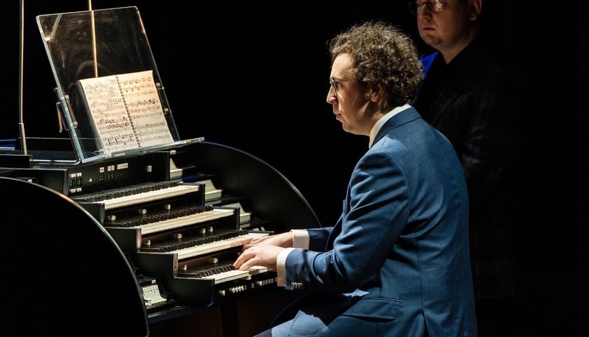 Piotr Mróz gra na organach