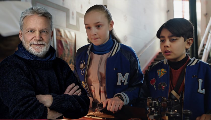 W tle kadr z filmu, w owalu martin Widmark, autor powieści "Biuro detektywistyczne Lassego i Mai"