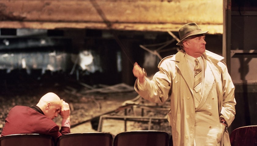 Igro Przegrodzki w "Złowionym - Rekonstrukcji", spektaklu w reżyserii Jerzego Grzegorzewskiego. Na zdjęciu starszy mężczyzna w płaszczu i kapeluszu