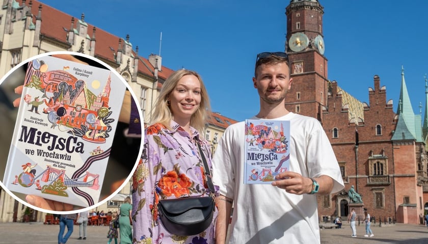 Na dużym zdjęciu Celina i Kamil Karpińscy z książką na tle ratusza, na małym zdjęciu okładka książki „Miejsca we Wrocławiu. Ilustrowany przewodnik dla dzieci” 