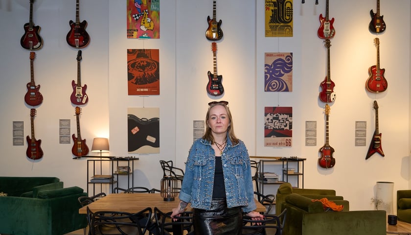Paula Szewczyk z Gitarowego Rekordu Świata na tle wystawy Gitar „Defil”
