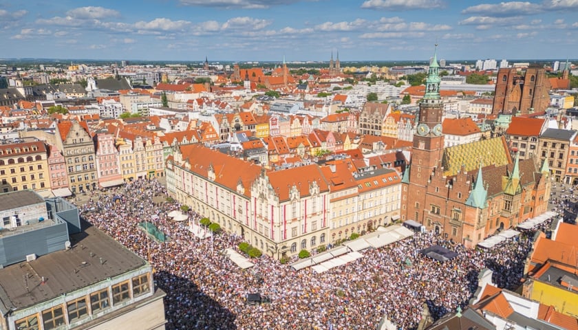 Na zdjęciach z drona gitarzyści, którzy pobili Gitarowy Rekord Świata 2025 na wrocławskim rynku