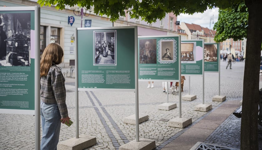 Wystawa poświęcona Oldze Boznańskiej przy ulicy Świdnickiej we Wrocławiu
