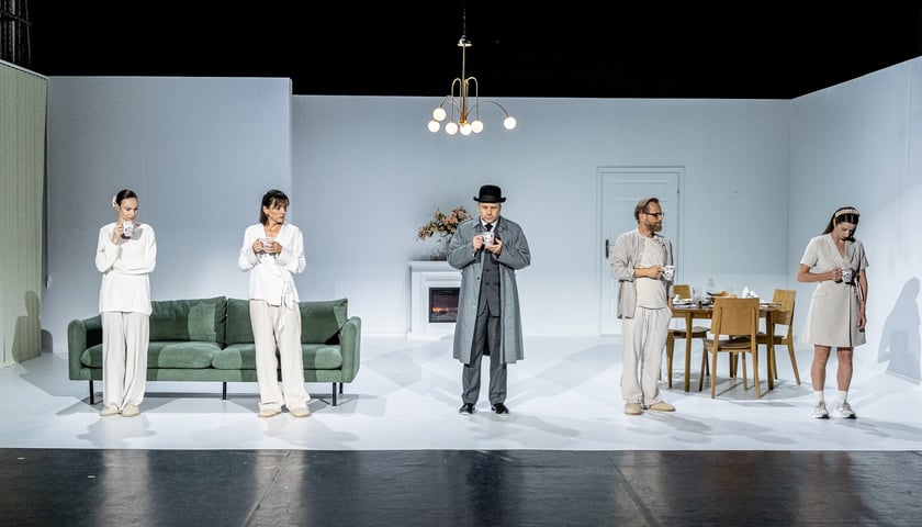 Scena ze spektaklu „Przemiana” w reżyserii Michała Kmiecika z repertuaru Wrocławskiego Teatru Współczesnego. Na zdjęciu pięć osób stoi na scenie