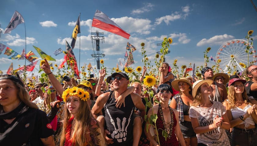 Pol'and'Rock 2024. Kolorowy tłum przed sceną