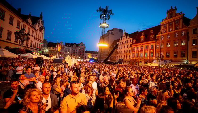 Publiczność w Rynku na koncercie "Wrocław Przyszłości"