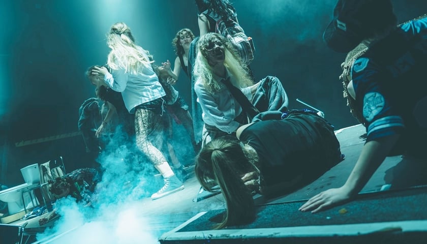 Scena ze spektaklu "Opóźnienie może ulec zmianie" grupy ROBIMY