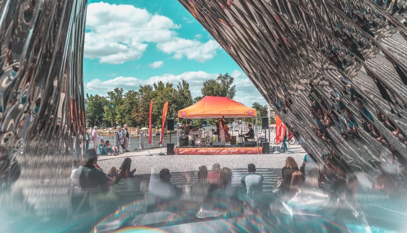 Koncert na Daliowej widziany z perspektywy wnętrza instalacji Nawa