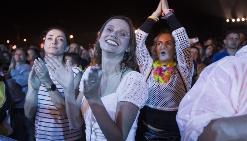 Publiczność na Męskim Graniu 2025 we Wrocławiu - na pierwszym planie trzy kobiety