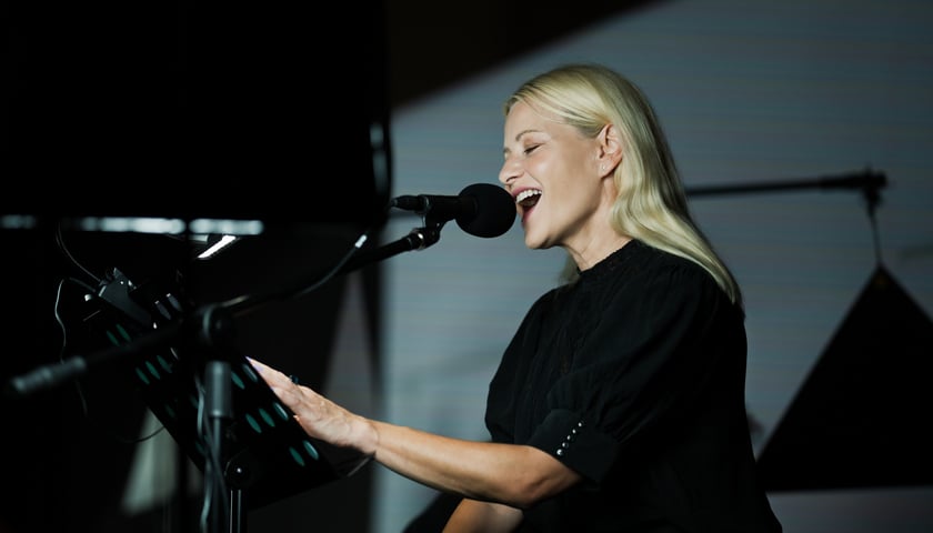 Małgorzata Kożuchowska w spektaklu „Kochanie jesteśmy”  Tomasza Mana scenie letniej Teatru Po Kolei na Dworcu Głównym PKP we Wrocławiu
