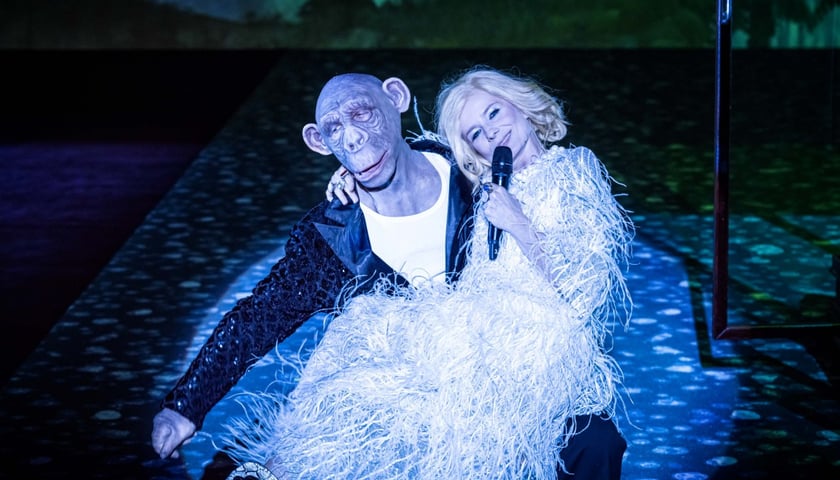 Na zdjęciu Magdalena Cielecka w objęciach człowieka przebranego z a małpę w spektaklu „Elizabeth Costello” w reż. Krzysztofa Warlikowskiego