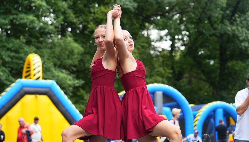 Dwie dziewczyny ze szkoły tańca Flow Factory podczas występu w parku Południowym, 7 września 2025