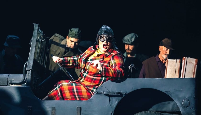 Na zdjęciu scena ze „Strasznego dworu” w Operze Wrocławskiej w kostiumach