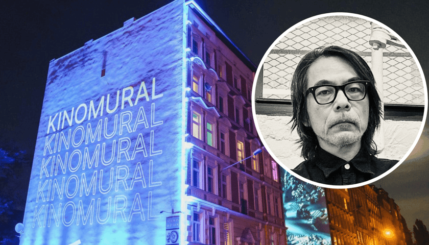 Kamienica nocą z wyświetlonym napisem "Kinomural" na ścianie, z prawej w kółku portret Yoshi Sodeoki