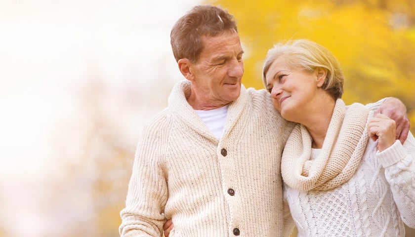 Na zdjęciu dwoje seniorów przytulonych do siebie