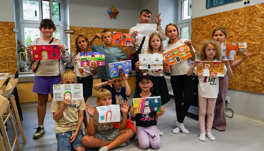 Jakub Plączkowski z uczestnikami warsztatów – ponad 20 dzieciakami w CIM „Nowe Łąki” 