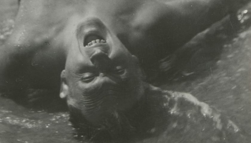 Na zdjęciu Stanisław Ignacy Witkiewicz na zdjęciu leżący na brzegu