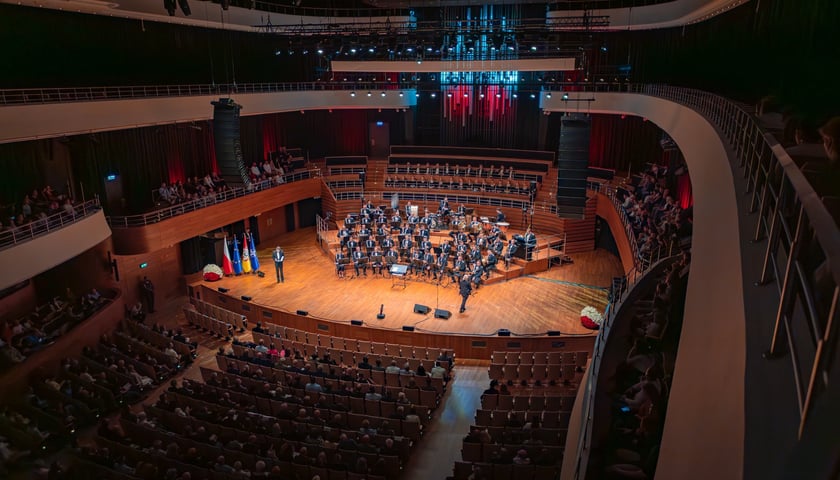 Na scenie NFM orkiestra, chór, solista