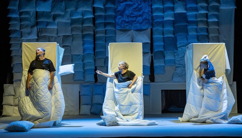 Na zdjęciu troje głównych bohaterów spektaklu „Olbrzyyym!” na scenie