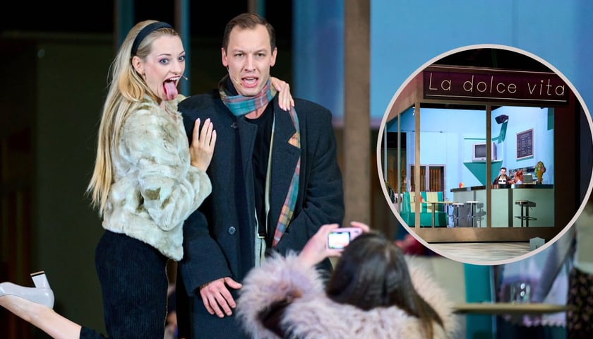 Na dużym zdjęciu Phil Connors (w tej roli Albert Pyśk) z fankami, które robią sobie z nim zdjęcia, na malym zdjęciu w kółku fragment scenografii