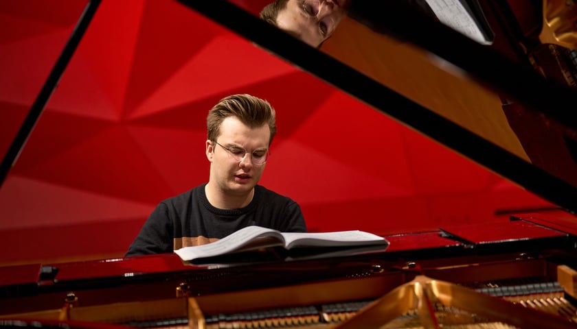 Na zdjęciu Piotr Alexewicz ćwiczy w sali czerwonej Narodowego Forum Muzyki