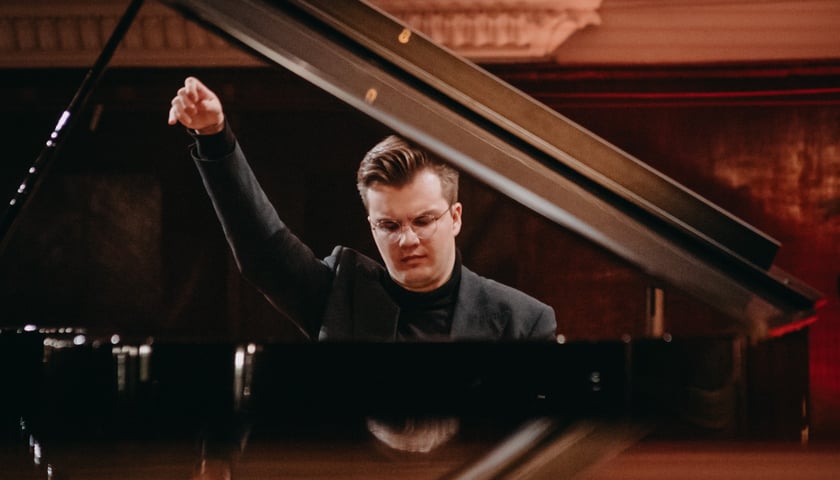 Na zdjęciu Piotr Alexewicz przy fortepianie Shigeru Kawai podczas Konkursu Chopinowskiego na scenie Filharmonii Narodowej