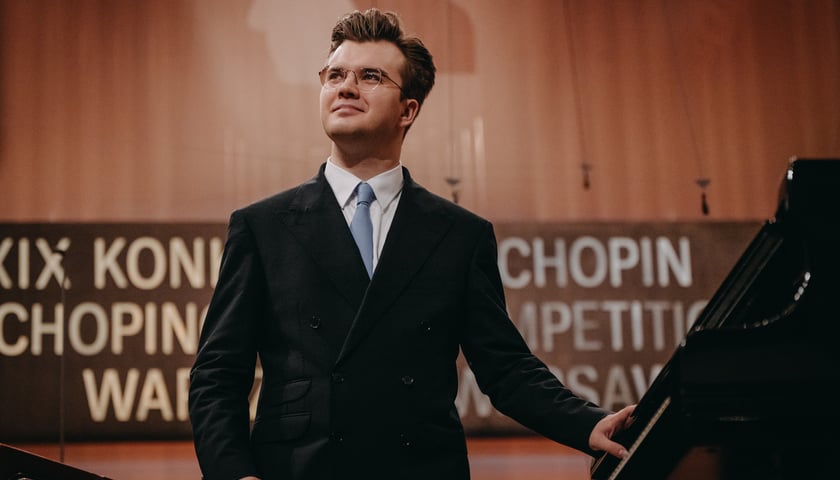 Na zdjęciu Piotr Alexewicz kłania się publiczności po koncercie finałowym XIX Konkursu Chopinowskiego