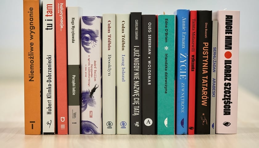 Polecane książki stojące obok siebie, ułożone grzbietami