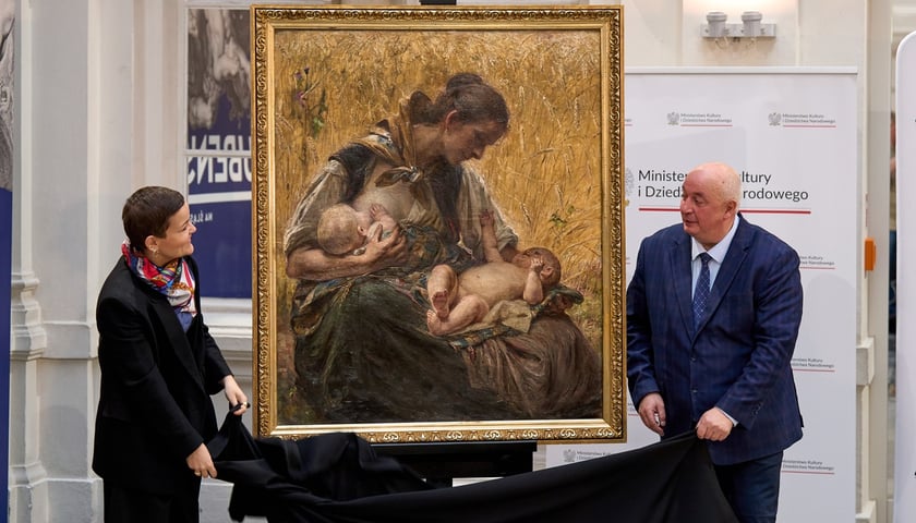 Przekazanie zaginionego obrazu "Lato" Berty Wegmann, Muzeum Narodowe we Wrocławiu. Po lewej ministra kultury Marta Cienkowska, po prawej dyrektor Muzeum Narodowego we Wrocławiu prof. Piotr Oszczanowski