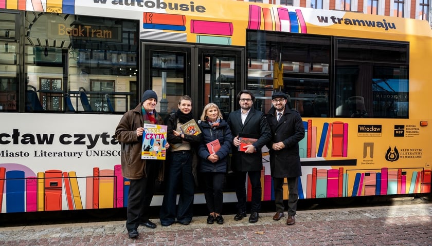 BookTram, który promuje akcję „Wrocław czyta”, przed tramwajem m.in. Anna Janus, dyrektor Miejskiej Biblioteki Publicznej, Jarosław Perduta, dyrektor Departamentu Kultury i Sportu, Witold Woźny, prezes MPK Wrocław  