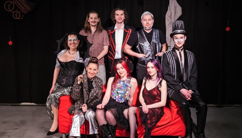 Na zdjęciu aktorzy Teatru Ekstrawersja w spektaklu „Tango” Sławomira Mrożka