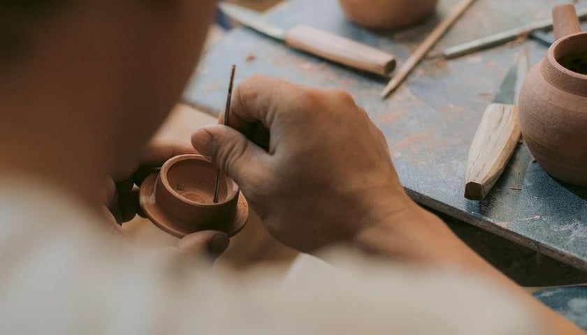 Na zdjęciu dłonie rzeźbiarza przy pracy