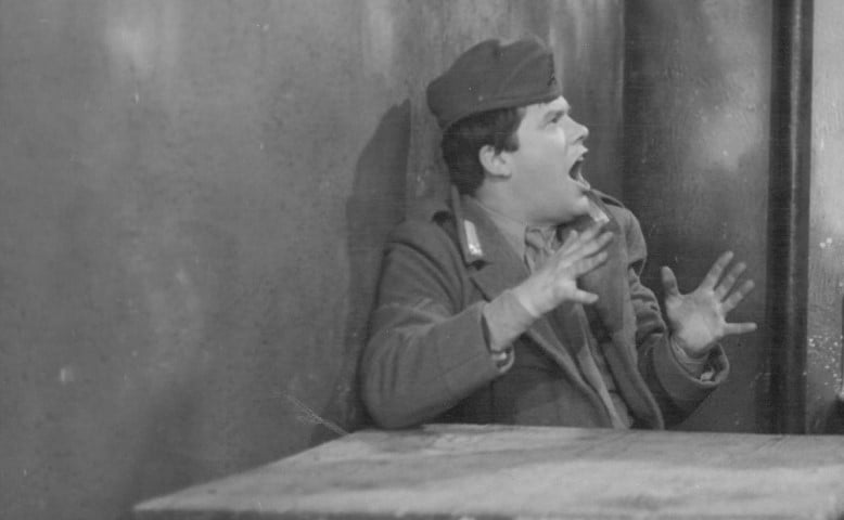 Na fotosie filmowym Zbyszek Cybulski w filmie „Giuseppe w Warszawie”