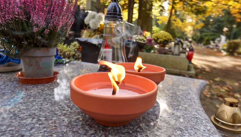 Palący się znicz na pomniku na cmentarzu Grabiszyńskim, 1 listopada 2025