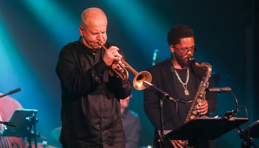 Piotr Wojtasik na trąbce i Mark Shim na saksofonie podczas koncertu w Firleju, 2 listopada 2025