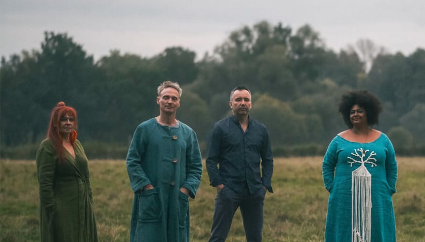 Czwórka muzyków na polanie na tle drzew. Po prawej stoi Emose Uhunmwangho z Teatru Muzycznego Capitol we Wrocławiu