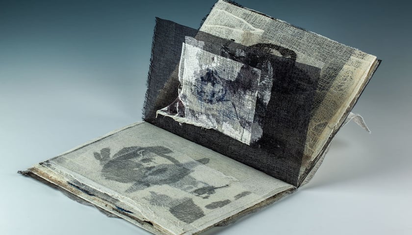 Ogólnopolski Przegląd Sztuki Książki w Pawilonie Czterech Kopuł. Wrocław, 15.11.2025. Na zdjęciu książka „Utracone dzieciństwo” Magdaleny Chomiak (kodeks / 2025, Toruń (Polska) / gaza / kolaż, tusz / 32 × 23,5 × 3 cm / unikat)