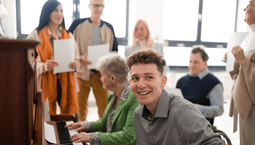 Grupa ludzi podczas zajęć muzycznych, zdjęcie ilustracyjne