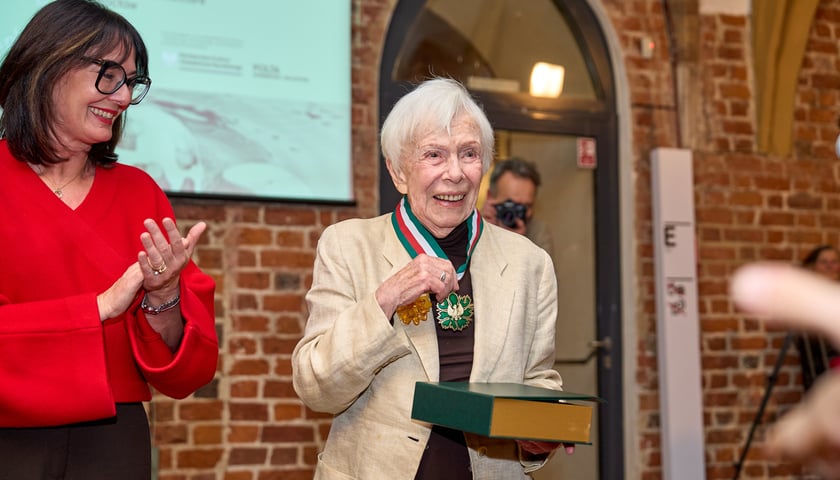 Wręczenie Złotego Medalu "Zasłużony Kulturze Gloria Artis" Annie Szapkowskiej-Kujawskiej podczas wernisażu w Muzeum Architektury we Wrocławiu