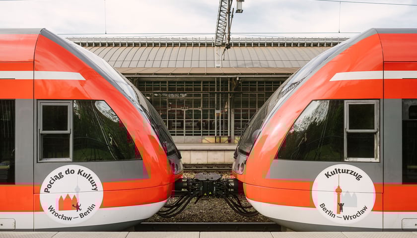 Dwa wagony „Pociągu do Kultury” na stacji kolejowej we Wrocławiu.