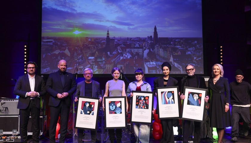 Kobiety i mężczyźni pozują do zdjęcia. Wrocławska Nagroda Artystyczna 2025, uroczystość 8.12.2025 r.