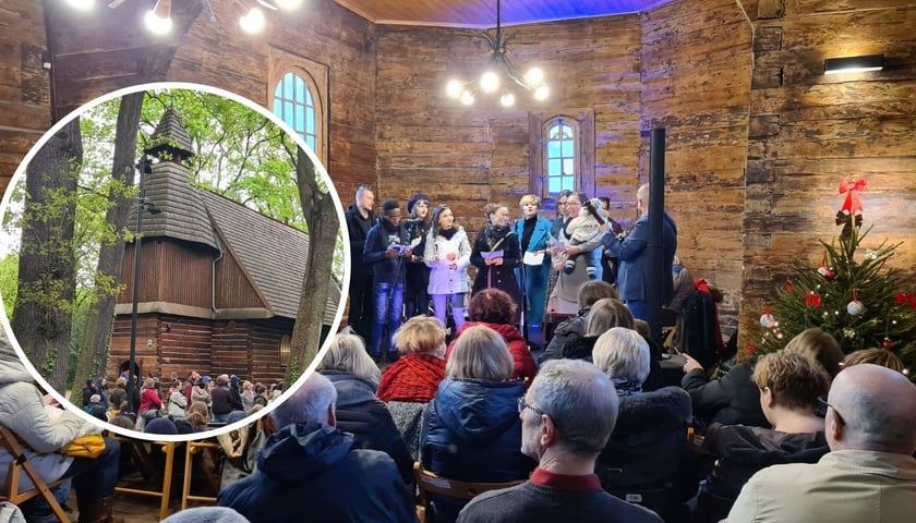 Na zdjęciu dużym kolędowanie w Otwartej Przestrzeni Kultury w 2023 roku, na zdjęciu małym w kółku