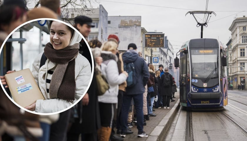 Na dużym zdjęciu BookTram na przystanku Bastion Sakwowy, czeka dużo pasażerów, na zdjęciu małym w kółku kobieta z książką z akcji „Wrocław czyta”