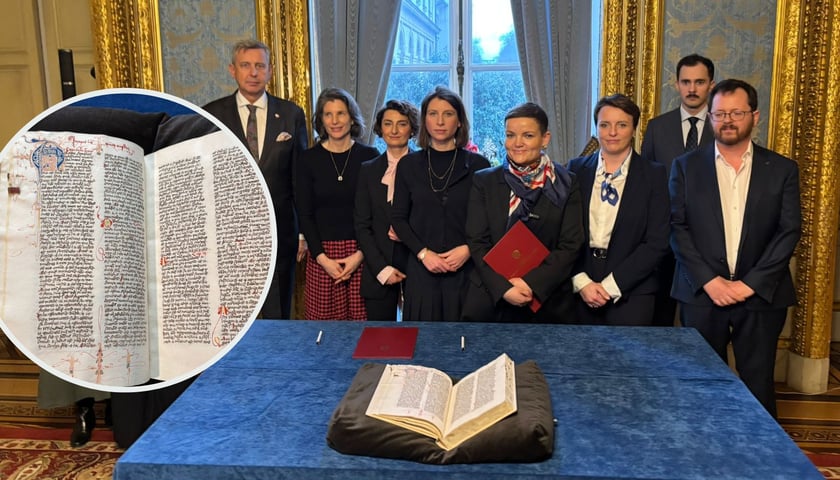 Na dużym zdjęciu minister kultury i dziedzictwa narodowego Marta Cienkowska z czerwoną teczką, a także (stojąca z prawej) dyrektor Biblioteki Uniwersyteckiej dr Dorota Siwecka i dr Antoine Haaker (pierwszy z prawej) 