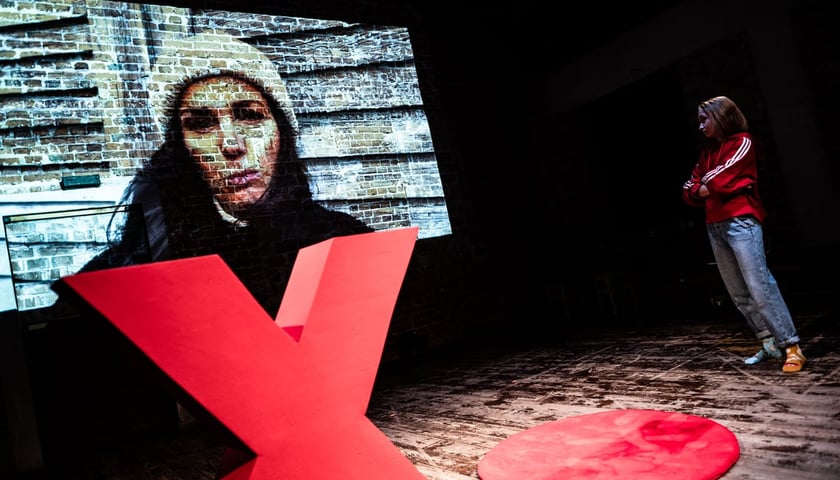 Kadr ze spektaklu "Po prostu nie całujmy się w pociągach", którego scenariusz powstał w ramach kursu prowadzonego w Instytucie Grotowskiego.